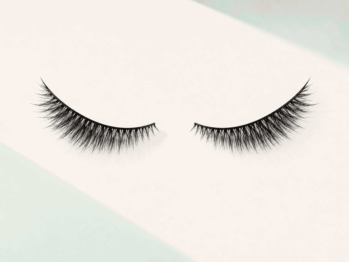 Cat-eye strip lash pair with outer-corner progression